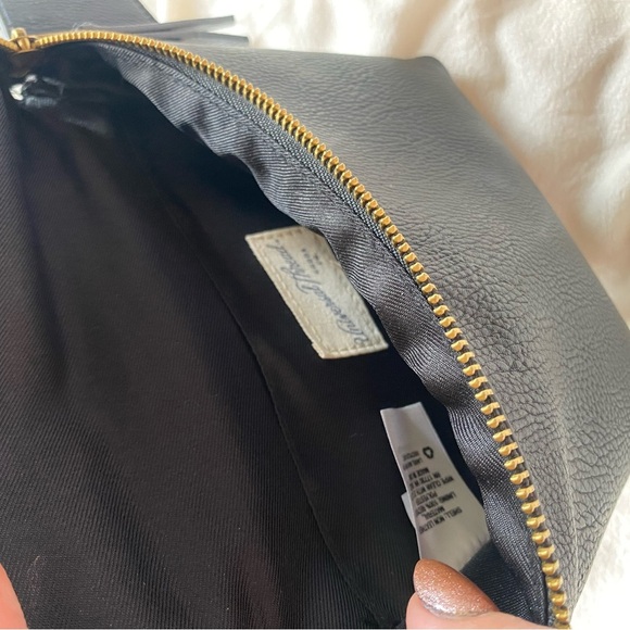 Universal Thread Black Adjustable Crossbody Bag - Picture 11 of 12